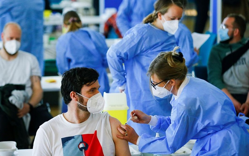   Tiêm vaccine ngừa Covid-19 ở vùng ngoại ô Ehrenfeld, Cologne, Đức, ngày 8-5-2021. (Ảnh: Reuters)