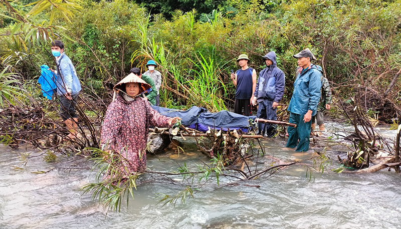 Người dân chuẩn bị đưa thi thể ông Hoàng Văn Nhường về nhà an táng 