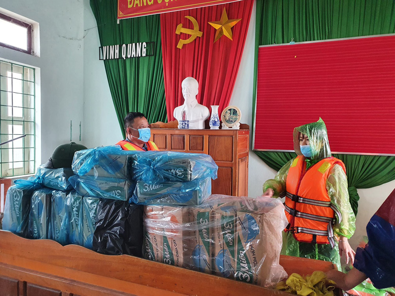 Trong nhà tránh bão lũ của thôn Vinh Quang được tích trữ nhu yếu phẩm, nước uống... phục vụ cho người dân vào tránh lũ