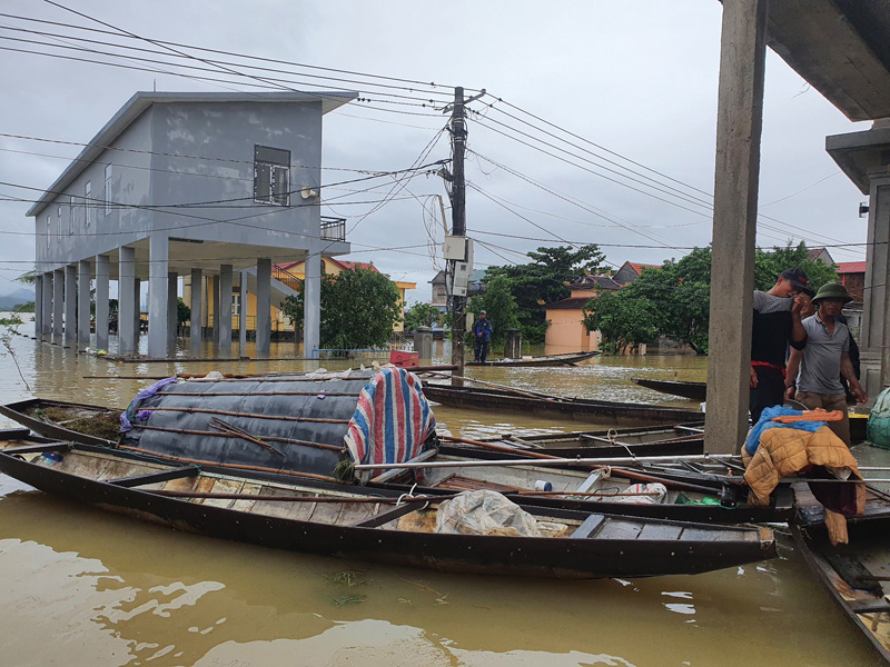 Thuyền nhôm là phương tiên đi lại chủ yếu của người dân Lệ Thủy trong mùa lũ