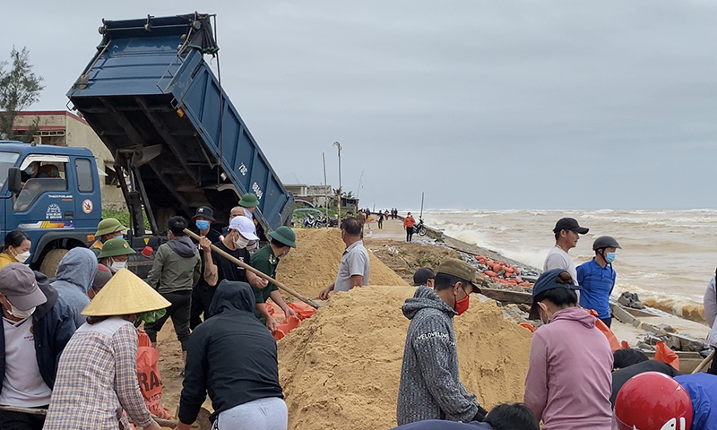 Hàng trăm nhân công khẩn trương gia cố tuyến kè biển Nhân Trạch bị sạt lở.