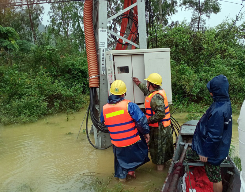 CBCNV Điện lực Bố Trạch xử lý sự cố, khôi phục cấp điện trở lại tại một số địa phương bị ngập lụt.