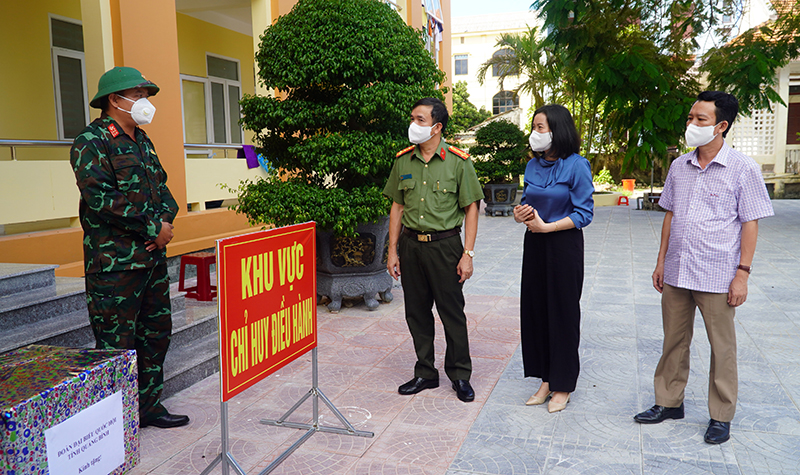 Đoàn ĐBQH tỉnh tặng quà cho khu cách ly tập trung tại TP. Đồng Hới.