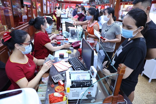 Khách hàng giao dịch vàng miếng. (Ảnh: Đức Duy/Vietnam+)
