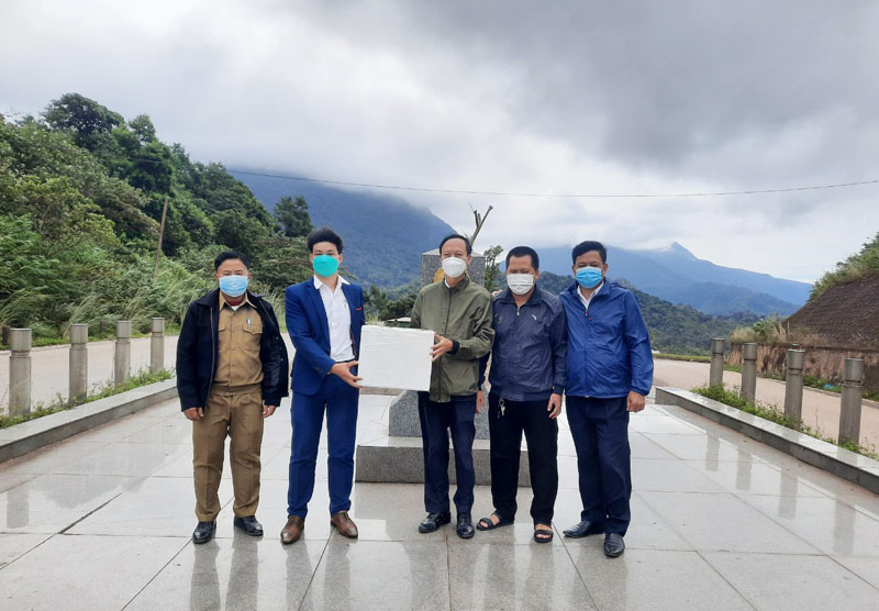 Đại diện Sở Ngoại vụ và Trung tâm Kiểm soát bệnh tật Quảng Bình kịp thời trao sinh phẩm xét nghiệm SASR-CoV-2 cho đại diện tỉnh Khăm Muộn, nước bạn Lào.