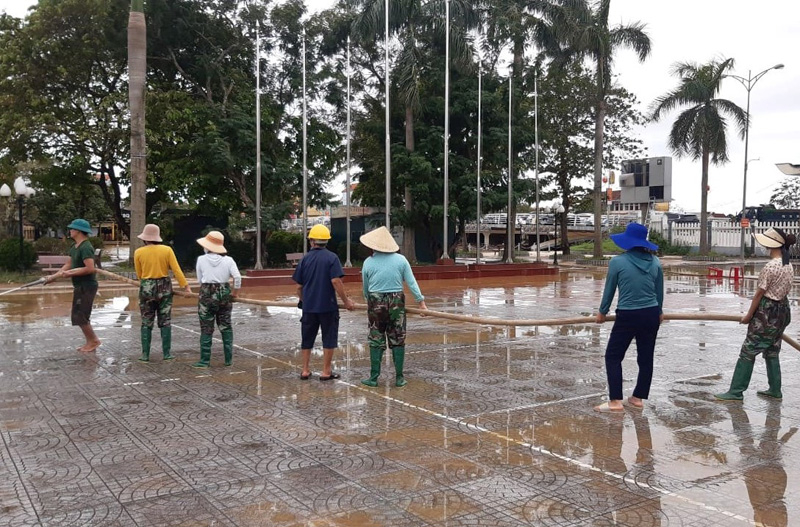 Nước rút tới đâu, người dân huyện Lệ Thủy làm vệ sinh tới đó