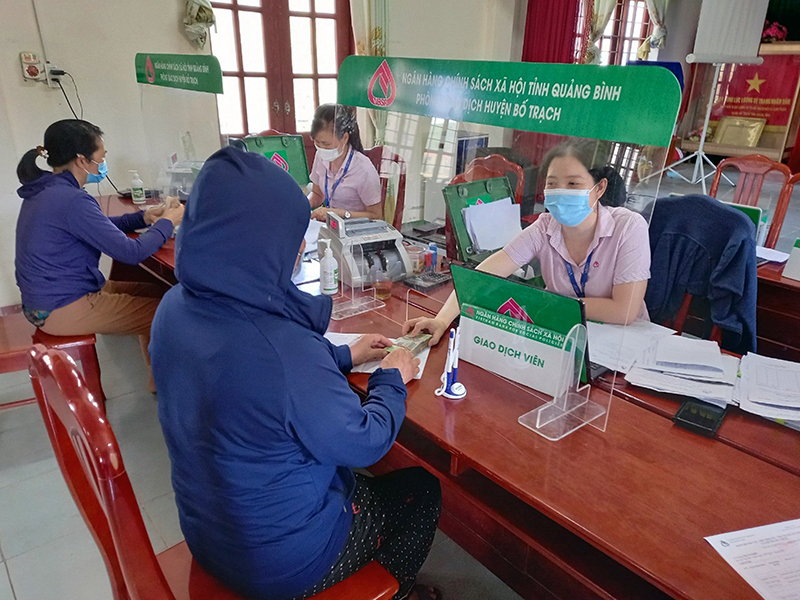 Chương trình cho vay HSSV được PGD NHCSXH huyện Bố Trạch giải ngân kịp thời, đúng đối tượng.