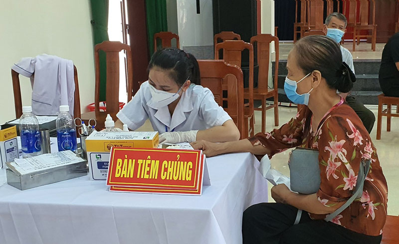 Người cao tuổi mong muốn được tiêm vắc xin phòng Covid-19.
