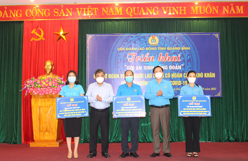  Đồng chí Đoàn Ngọc Lâm, Ủy viên Ban Thường vụ Tỉnh ủy, Phó Chủ tịch Thường trực UBND tỉnh và đồng chí Phạm Tiến Nam, Chủ tịch LĐLĐ tỉnh trao biển tượng trưng “Gói an sinh công đoàn” cho các công đoàn cơ sở.