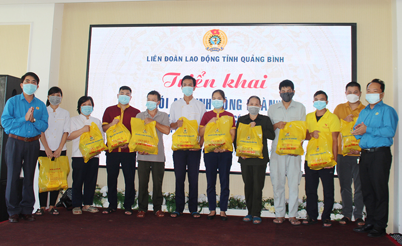  Lãnh đạo LĐLĐ tỉnh và Công đoàn ngành Công thương trao gói an sinh công đoàn cho đoàn viên, NLĐ trực thuộc Công đoàn ngành Công thương.