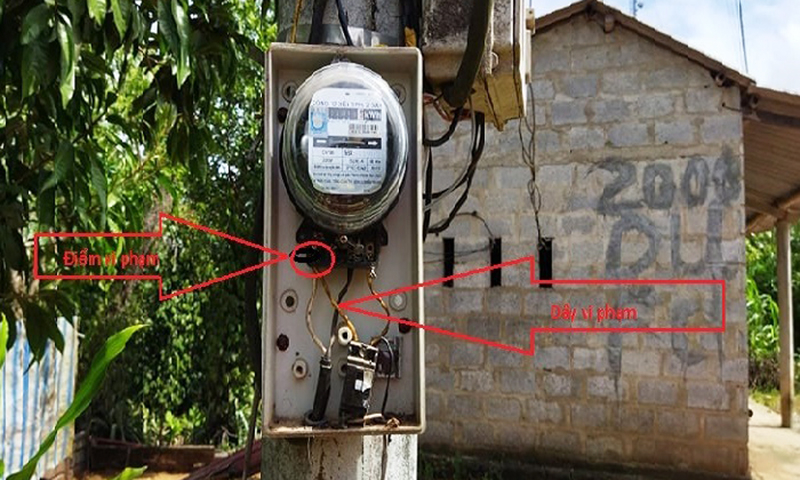 Nhiều vụ trộm cắp điện khá tinh vi đã bị Điện lực Lệ Thủy phát hiện.