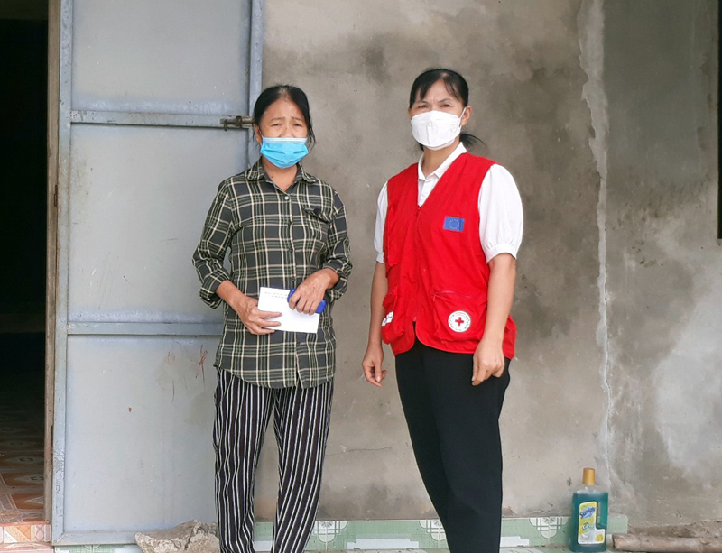 Hội CTĐ huyện Quảng Ninh trao tiền ủng hộ cho gia đình em Cường