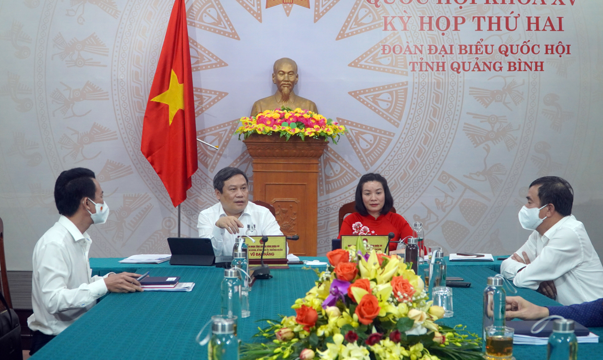 Đoàn ĐBQH tỉnh thảo luận tại tổ.