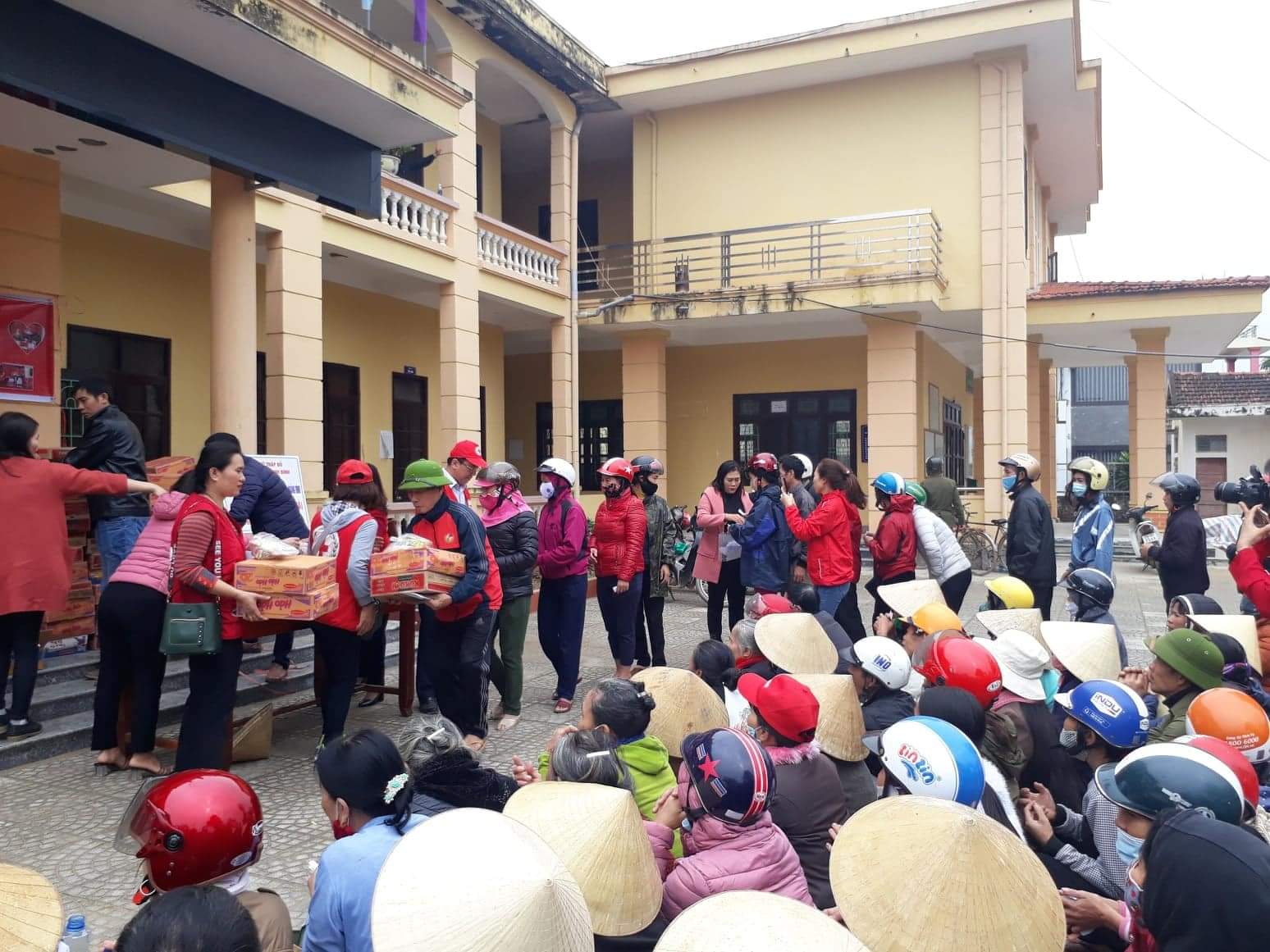 Công tác cứu trợ, khắc phục hậu quả thiên tai luôn được Hội CTĐ huyện Quảng Ninh chú trọng. (Ảnh chụp trước thời điểm dịch Covid-19).
