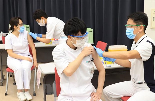 Nhân viên y tế tiêm vaccine phòng COVID-19 cho người dân tại Tokyo, Nhật Bản. (Ảnh: AFP/TTXVN)