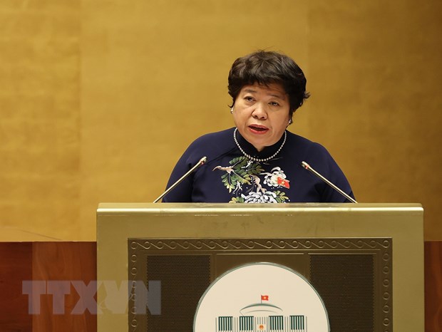 Chủ nhiệm Ủy ban Xã hội của Quốc hội Nguyễn Thúy Anh trình bày Báo cáo thẩm tra về công tác phòng, chống COVID-19 và tình hình thực hiện Nghị quyết số 30/2021/QH15 về Kỳ họp thứ nhất, Quốc hội khóa XV. (Ảnh: Dương Giang/TTXVN)