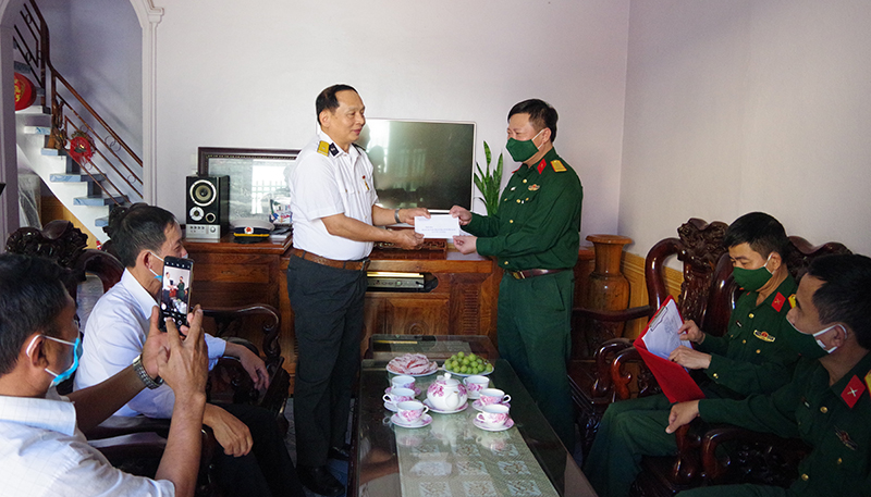Tặng quà cựu chiến binh Hồ Thanh Sơn.