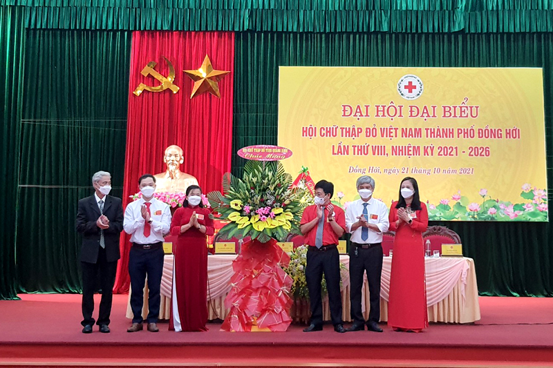 Lãnh đạo Hội CTĐ tỉnh tặng hoa chúc mừng đại hội.