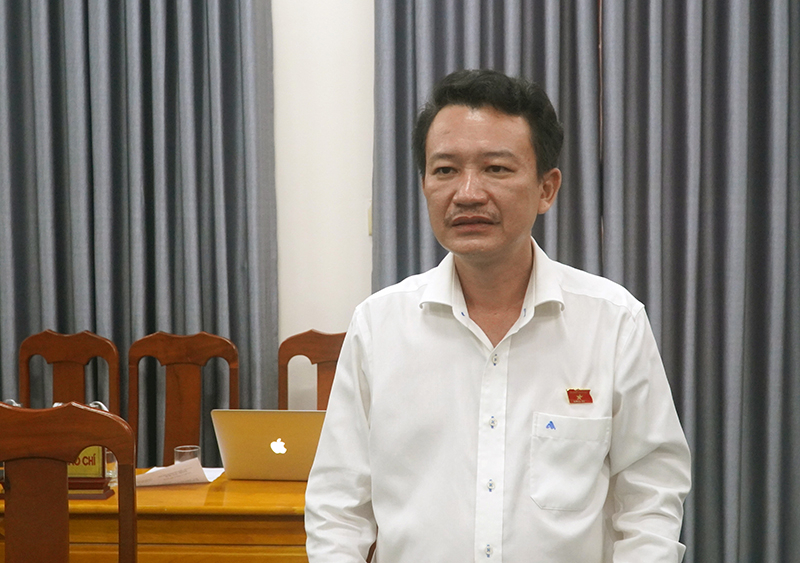 Đại biểu Nguyễn Quang Minh thảo luận tại phiên họp.