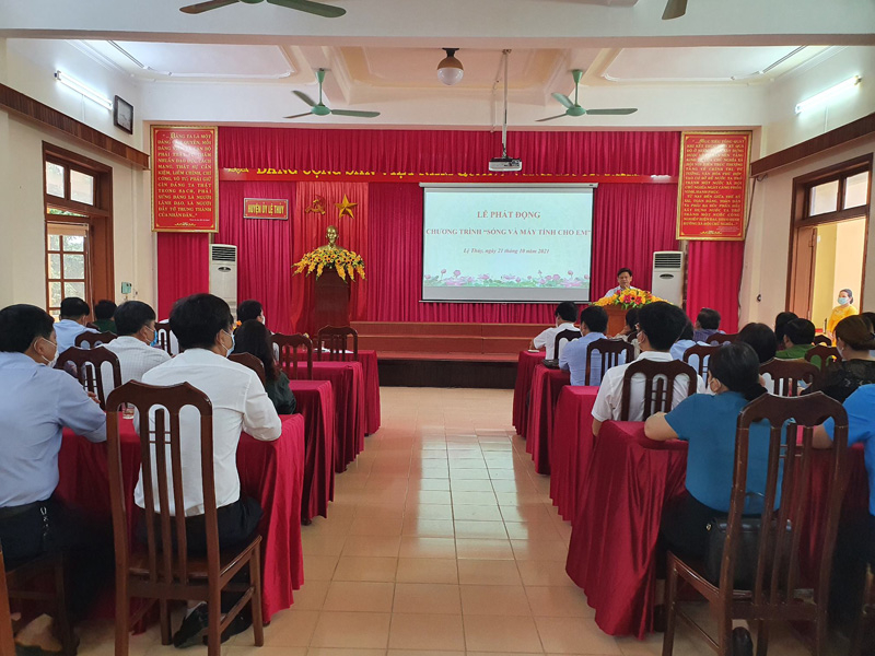 Các đại biểu dự lễ phát động chương trình “Sóng và máy tính cho em”