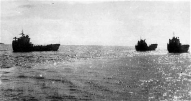 Trong 2 năm 1973-1974, Đoàn 125 đã huy động 380 lượt tàu ra khơi, chuyên chở trên 43.000 tấn hàng, đưa hơn 2.000 lượt cán bộ, chiến sỹ từ hậu phương ra tiền tuyến và từ đất liền ra các đảo, vượt qua chặng đường 158.292 hải lý an toàn. (Ảnh: Tư liệu/TTXVN phát)