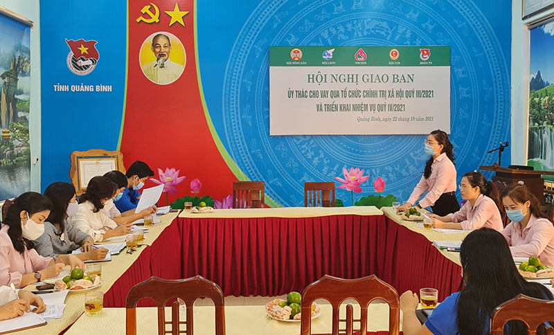 Đại diện NHCSXH tỉnh báo cáo tình hình hoạt động ủy thác cho vay qua các tổ chức chính trị-xã hội quý III-2021.