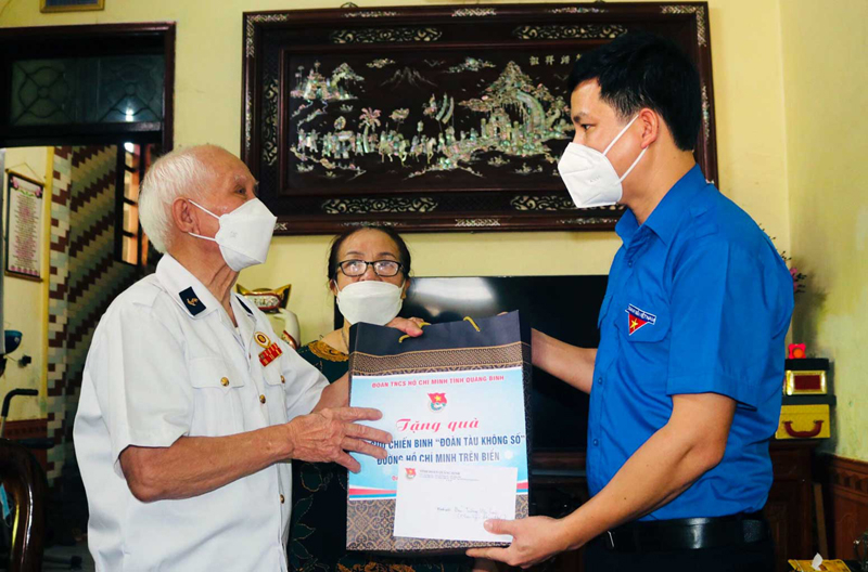 Đồng chí Bí thư Tỉnh đoàn Đặng Đại Bàng thăm, tặng quà.