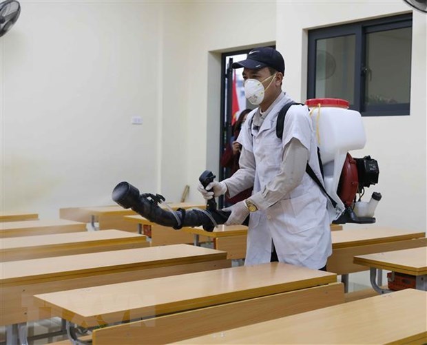 Phun khử khuẩn trường học phòng dịch COVID-19. (Ảnh: TTXVN)