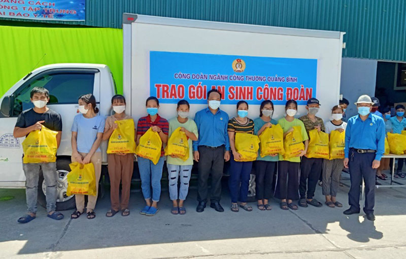 “Gói an sinh công đoàn” đã được trao đến tận tay đoàn viên, NLĐ có hoàn cảnh khó khăn do ảnh hưởng của dịch Covid-19.