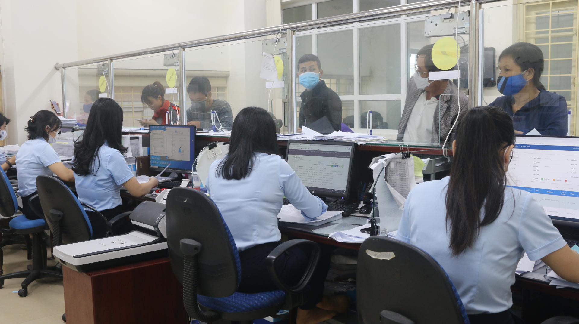 Cán bộ, công chức ngành BHXH tỉnh tăng thời gian làm việc để giải quyết hỗ trợ kịp thời cho NLĐ.