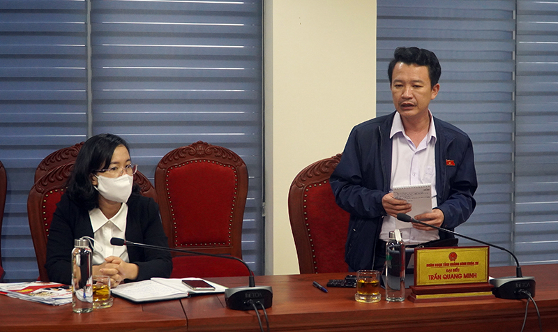 Đại biểu Trần Quang Minh thảo luận tại phiên họp