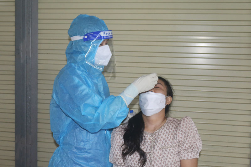 Mọi người tham gia lấy mẫu đều chủ động, hợp tác với nhân viên y tế, bảo đảm quy định 5K. 