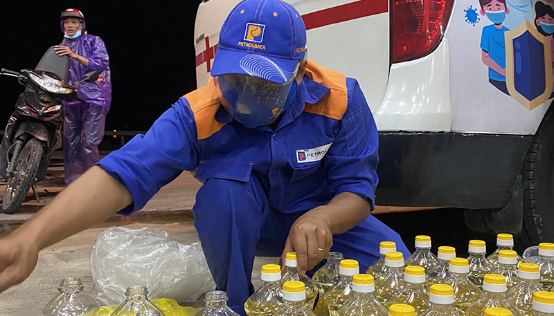 Hàng trăm lít xăng được Công ty xăng dầu Quảng Bình chuẩn bị sẳn sàng tiếp sức cho những người dân di chuyển xe máy từ miền Nam về quê.