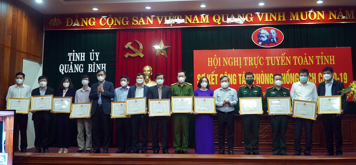 Đồng chí Bí thư Tỉnh ủy Vũ Đại Thắng và đồng chí Chủ tịch UBND tỉnh Trần Thắng trao bằng khen của UBND tỉnh cho các tập thể.