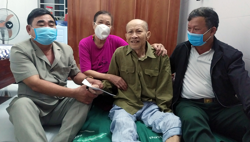 Lãnh đạo phường Ba Đồn đến thăm ông Quốc nhân dịp kỷ niệm 60 năm Ngày mở đường Hồ Chí Minh trên biển