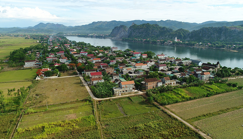  Một làng quê yên bình bên dòng sông Gianh thơ mộng.