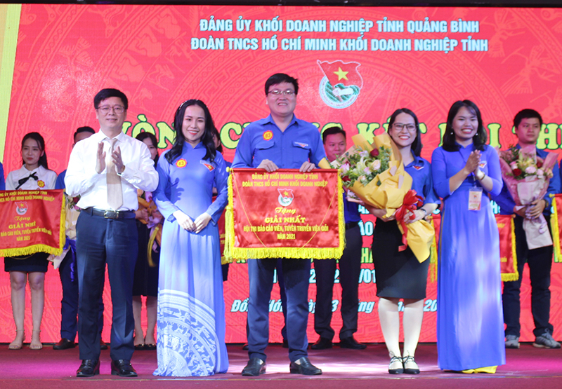 Ban Tổ chức tặng giấy khen cho đội đạt giải nhất.