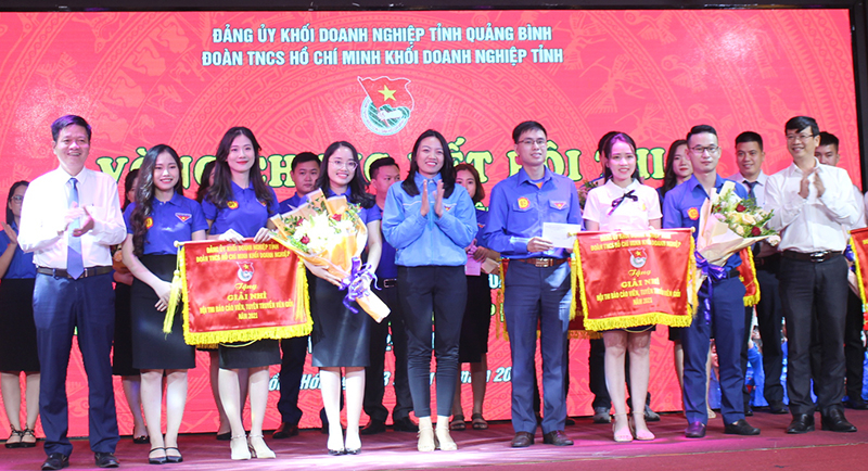 Ban Tổ chức tặng giấy khen cho các đội đạt giải nhì.