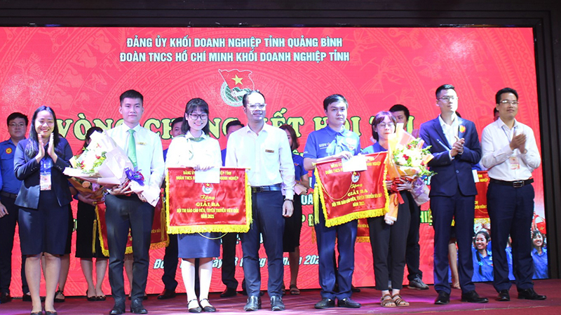 Ban Tổ chức tặng giấy khen cho các đội đạt giải ba.