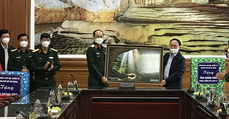  Đồng chí Phó Bí thư Thường trực Tỉnh ủy Trần Hải Châu tặng bức tranh lưu niệm nhân dịp đoàn công tác đến thăm, làm việc tại Quảng Bình.