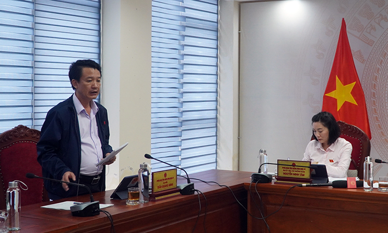 Đại biểu Trần Quang Minh thảo luận tại tổ.