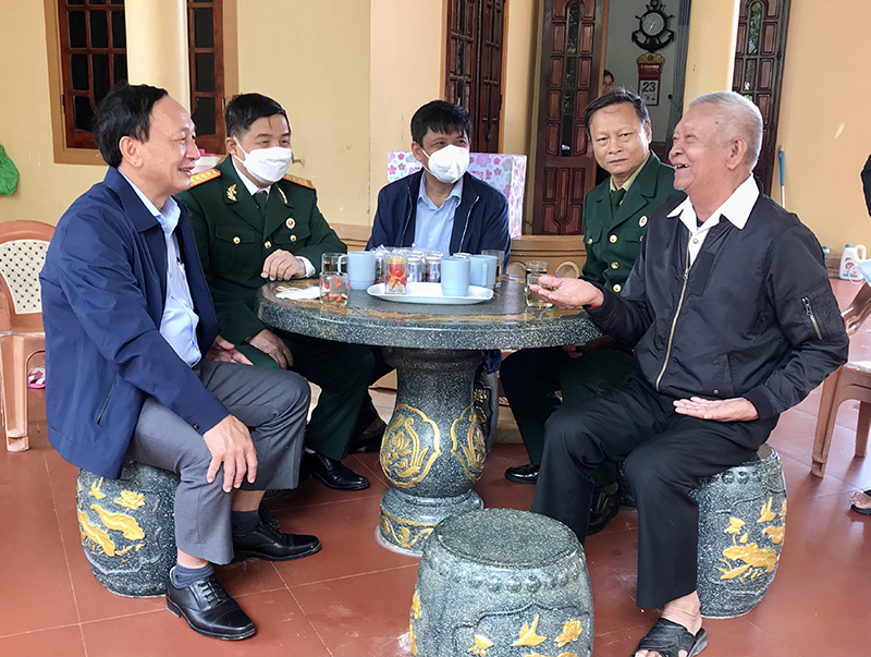 Đoàn công tác lắng nghe CCB Ngô Tất Tiến ôn lại kỷ niệm quãng thời gian tham gia mở đường Hồ Chí Minh trên biển.