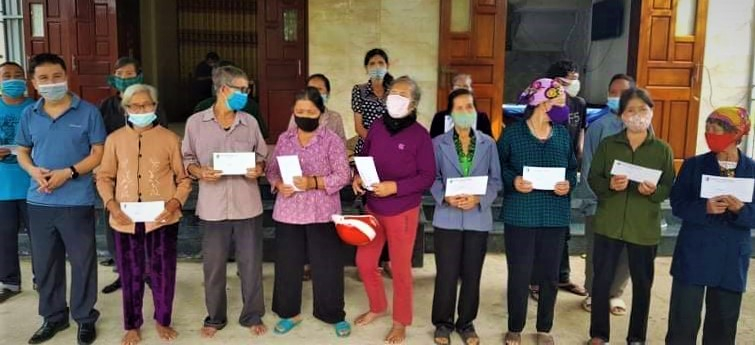 Hội Người mù thành phố Đồng Hới trao tiền hỗ trợ cho các hôi viên gặp khó khăn