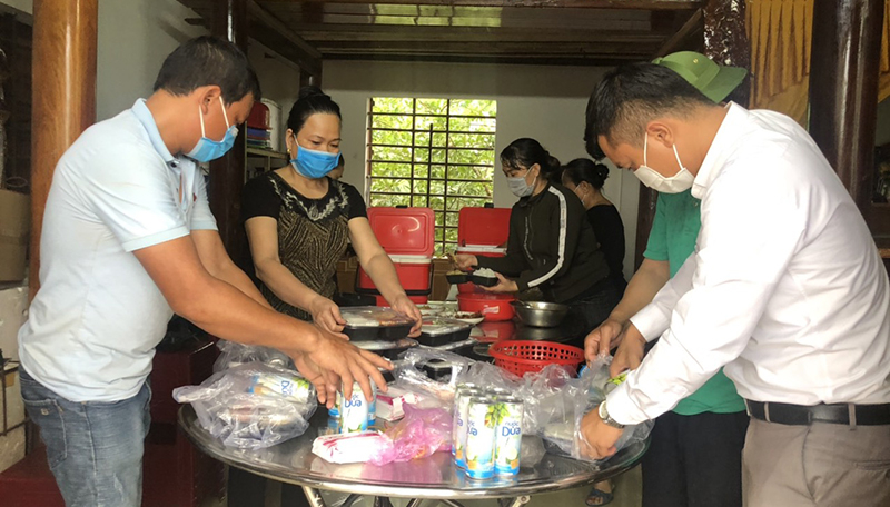 Bà con giáo xứ Vĩnh Phước, xã Quảng Lộc nấu cơm chuẩn bị cho khu cách ly tập trung 