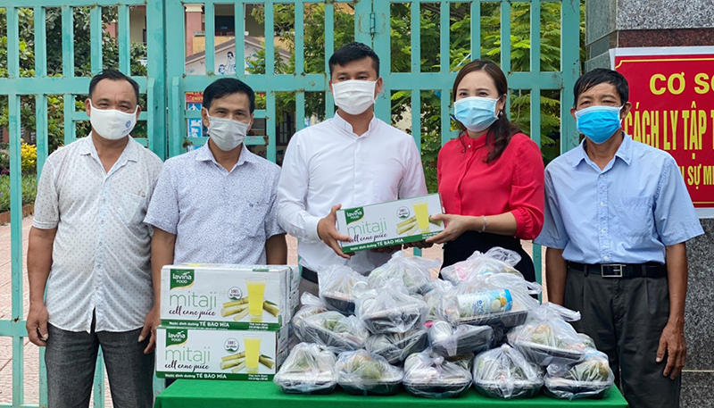 Hàng trăm suất cơm miễn phí được hỗ trợ đồng bào và lực lượng làm nhiệm vụ tại khu cách ly ở xã Quảng Lộc 