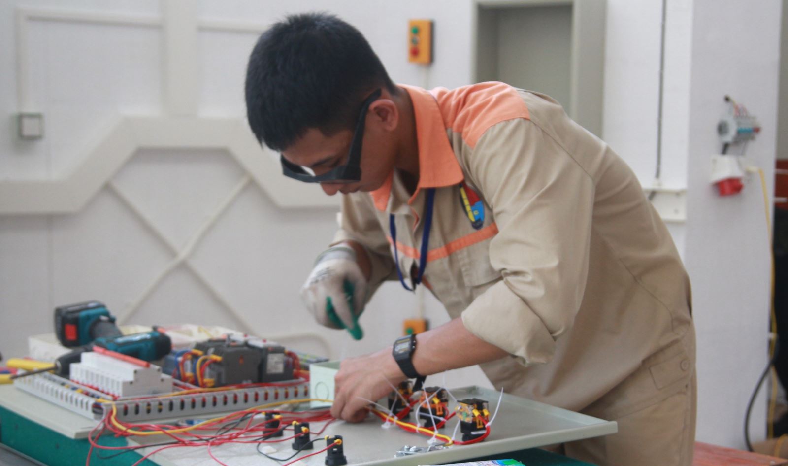 Tại các cơ sở giáo dục nghề nghiệp, học sinh, sinh viên được học nhiều về thực hành. Ảnh minh họa: XM/Báo Tin tức