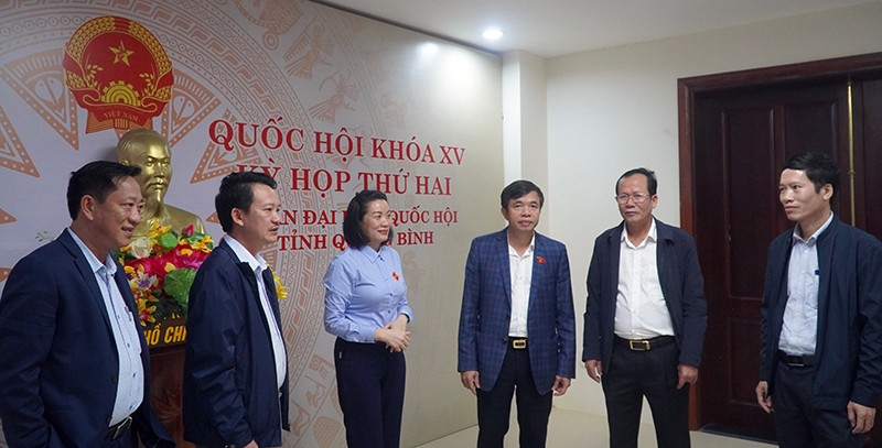 Đại biểu thảo luận bên lề phiên họp.