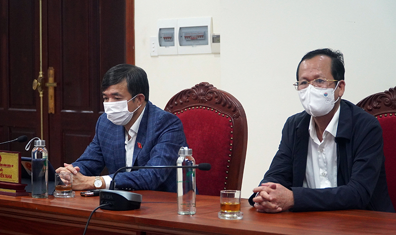 Đại biểu dự phiên họp.