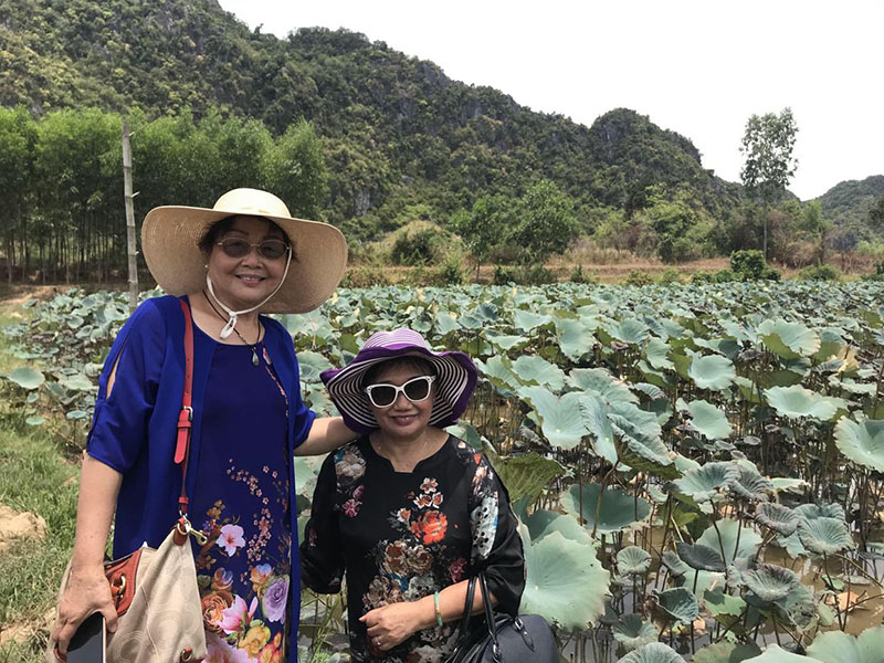 Cứ đến mùa hè, sen ở bàu làng Đạm Thủy lại mọc rồi nở hoa, tỏa hương thơm ngào ngạt, níu chân bao lữ khách.