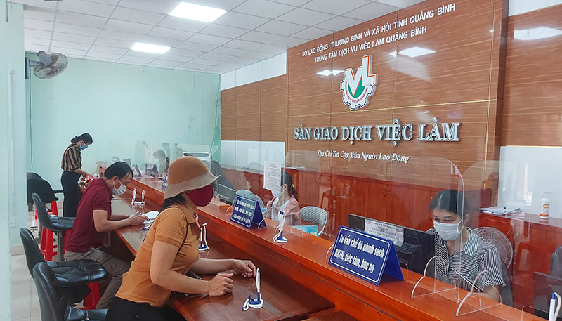 Người lao động làm thủ tục hưởng BHTN tại Trung tâm Dịch vụ việc làm Sở LĐ-TB-XH. 